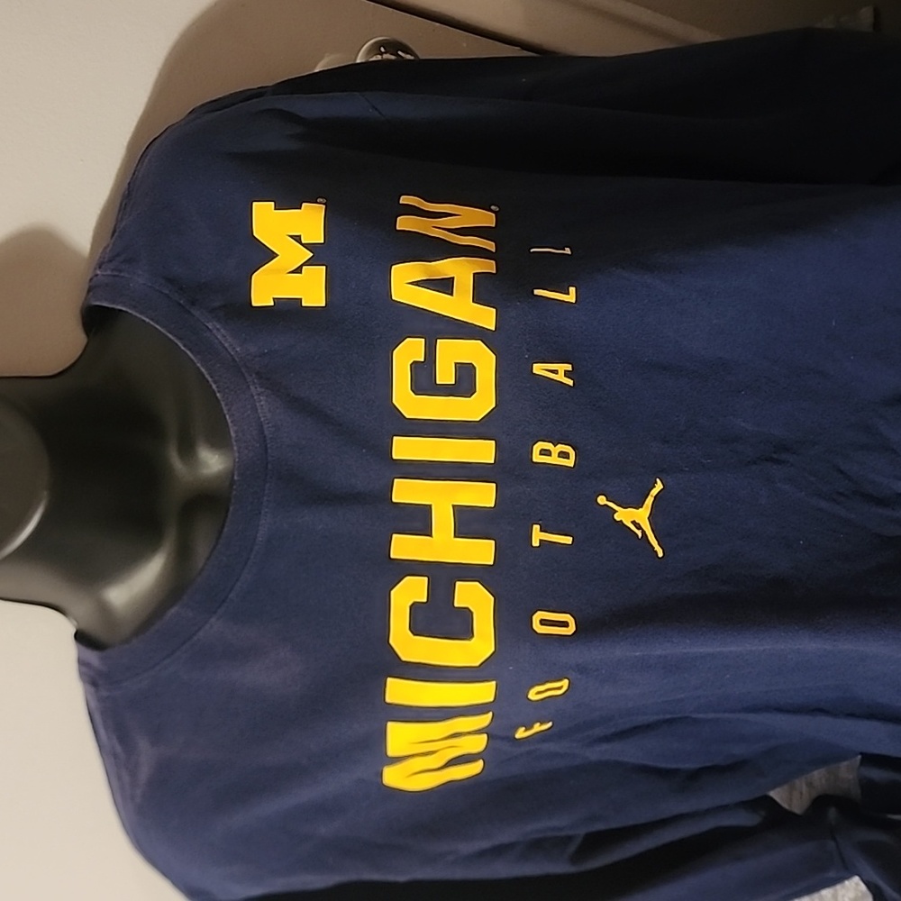 Michigan Wolverines long sleeves Nike tee. - Picture 9 of 9